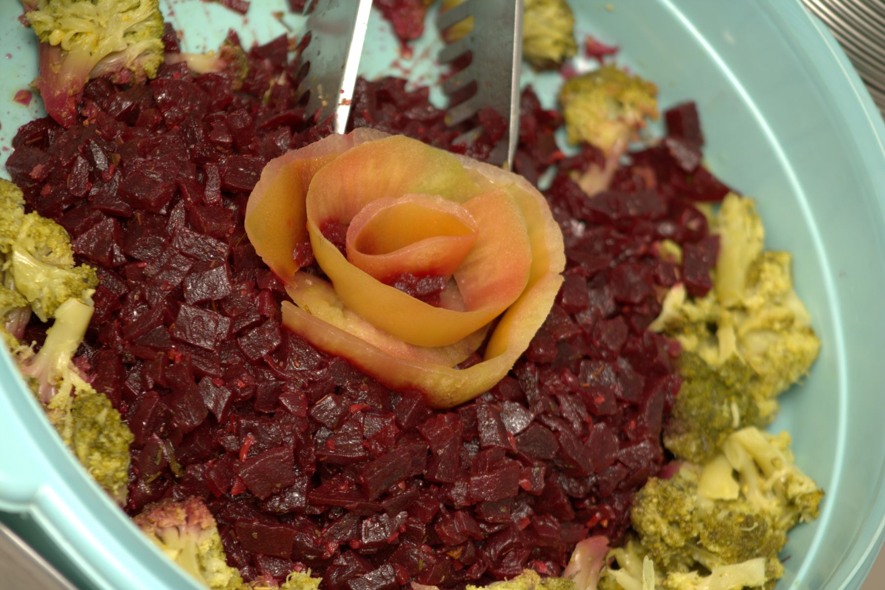Salada de beterraba e brócolis servida no almoço do Berçário e Escola de Educação Infantil Quintal da Vovó